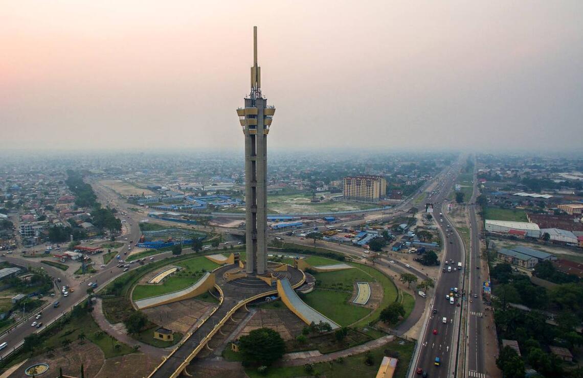 The 150-metre-high Échangeur tower, symbol of Kinshasa, rises above the municipality of Limete. GWENN DUBOURTHOUMIEU/JA