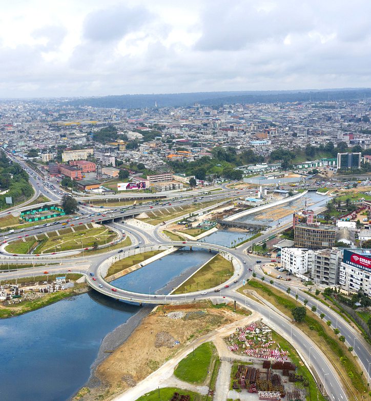 Abidjan could have 10 million inhabitants by 2040. It is imperative to develop the urban space to take account of this density. Here, the new Indénié crossroads. NABIL ZORKOT