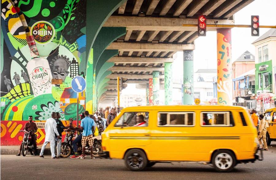 Yellow danfos are a common sight in Lagos city streets. PRÉSIDENCE SÉNÉGALAISE