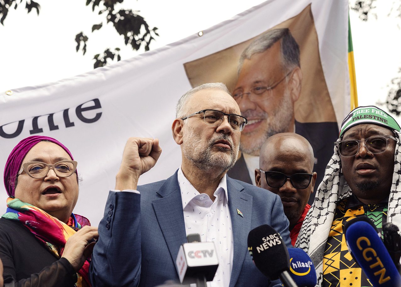 South African Ambassador Ebrahim Rasool, expelled from the United States on 14 March, is greeted by a crowd upon his arrival at Cape Town airport on 23 March 2025. GIANLUIGI GUERCIA/AFP