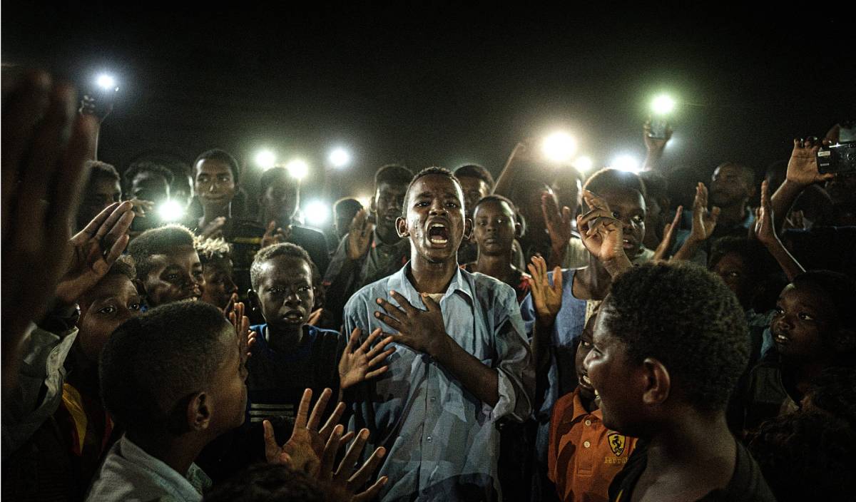 Khartoum, 19 June 2019. A young man recites a poem about the revolution, surrounded by demonstrators. Just like in another life... The shot was awarded the World Press Photo 2020. YASUYOSHI CHIBA/ AFP OR LICENSORS