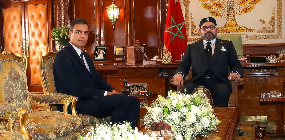 Spanish Prime Minister Pedro Sánchez alongside King Mohammed VI. ©