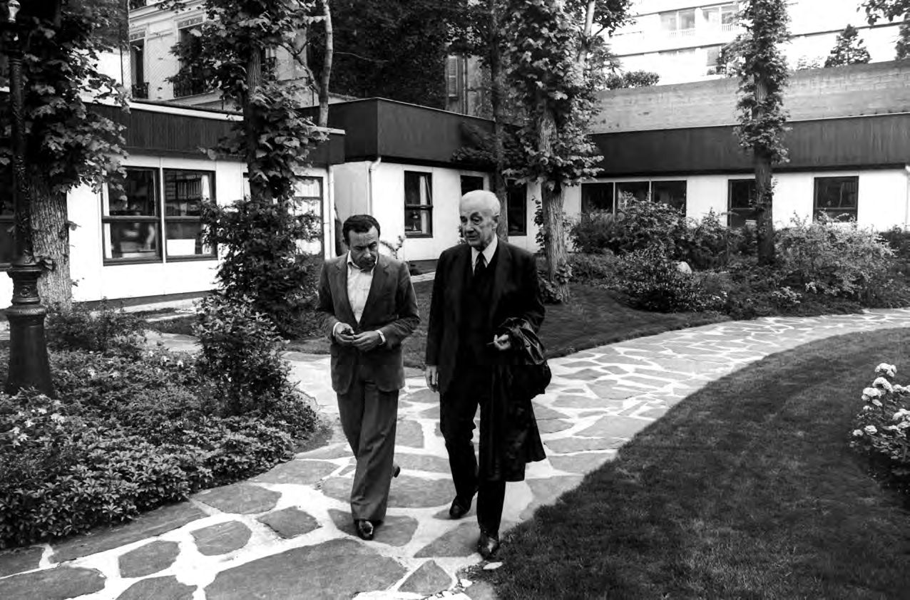 In the garden of the former headquarters of Jeune Afrique, avenue des Ternes, in Paris, with the founder of Le Monde Hubert Beuve-Méry.