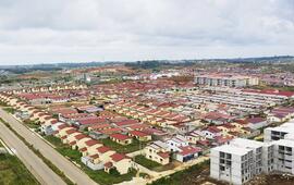 The government's objective is to put a roof over the head of every Ivorian. Here, new buildings in Songon, on the outskirts of Abidjan. NABIL ZORKOT