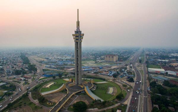 Standing 150 meters tall, the Échangeur tower, symbol of Kinshasa, dominates the commune of Limete. GWENN DUBOURTHOUMIEU/JA