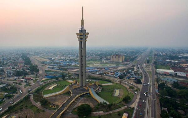 The 150-metre-high Échangeur tower, symbol of Kinshasa, rises above the municipality of Limete. GWENN DUBOURTHOUMIEU/JA