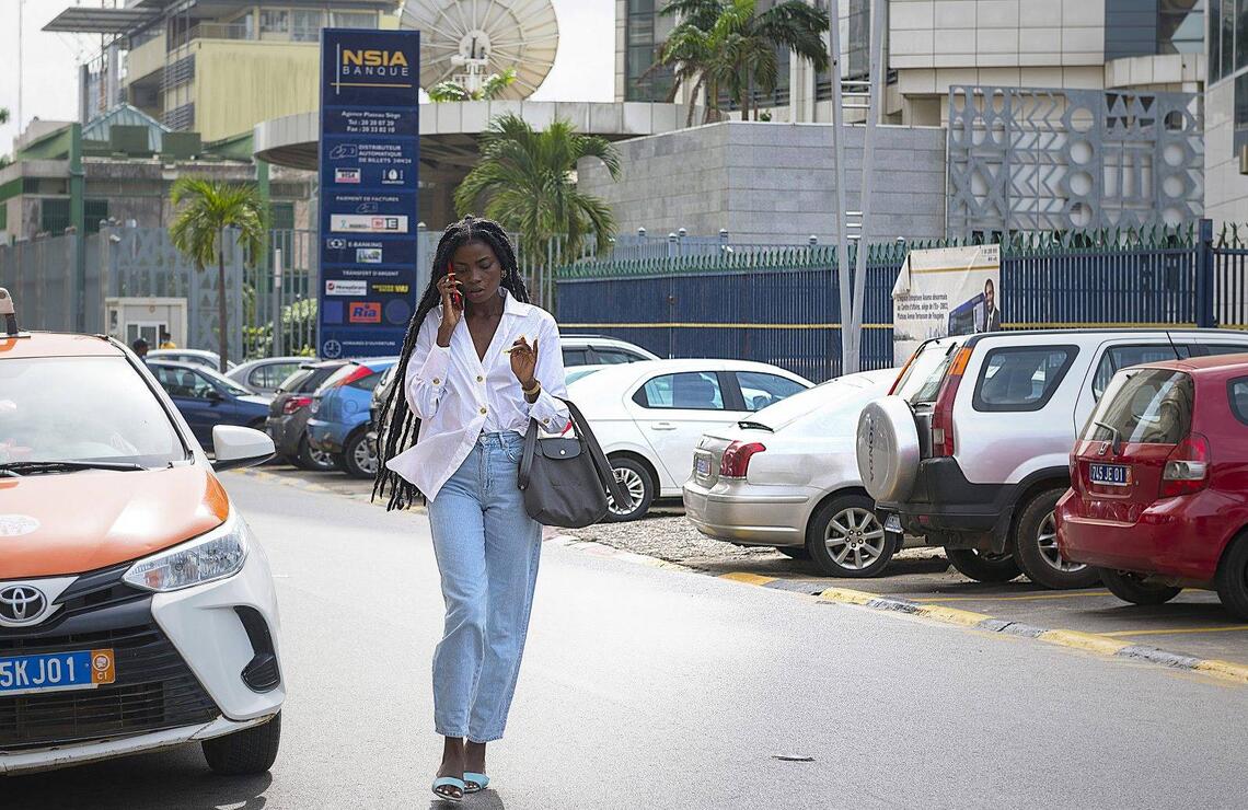 A young woman in the banking district, Plateau, Abidjan. JIHANE ZORKOT