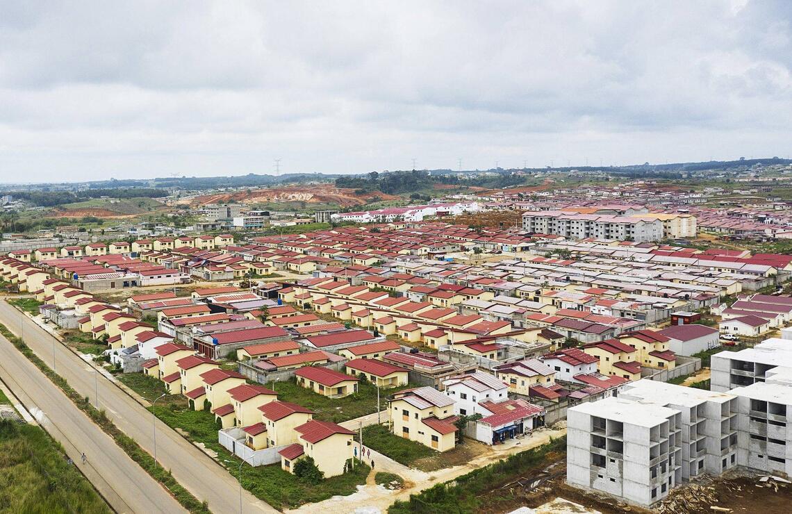 The government's objective is to put a roof over the head of every Ivorian. Here, new buildings in Songon, on the outskirts of Abidjan. NABIL ZORKOT