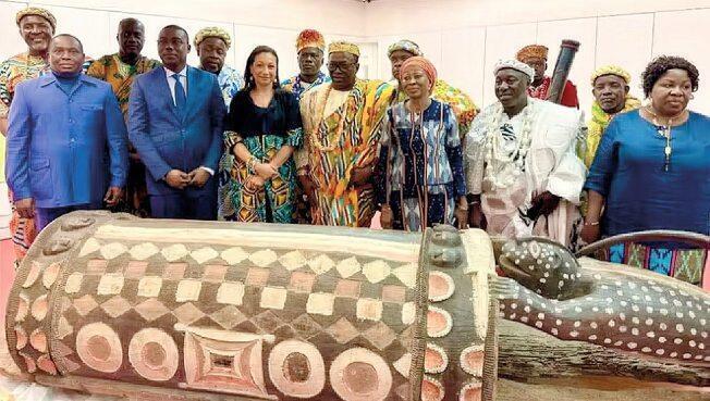 Ivorian Minister of Culture and Francophonie Françoise Remarck (centre) with chiefs of the Atchan community following the desanctification ceremony of the talking drum at the Musée du Quai Branly in Paris, May 2022. Jacques Chirac / GrandPalaisRmn / Léo Delafontaine