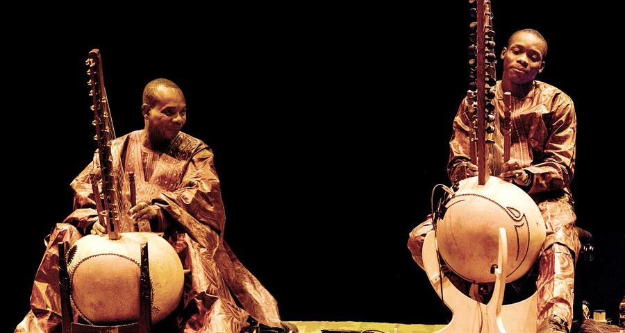 Father and son play the kora together at the Barbican Centre in London, May 2014. DAVID REED/ALAMY STOCK PHOTO