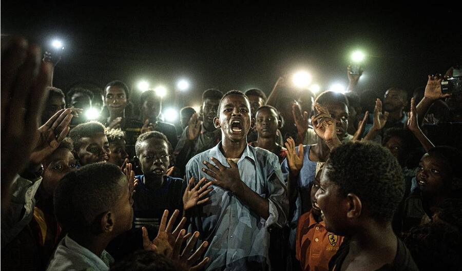 Khartoum, 19 June 2019. A young man recites a poem about the revolution, surrounded by demonstrators. Just like in another life... The shot was awarded the World Press Photo 2020. YASUYOSHI CHIBA/ AFP OR LICENSORS