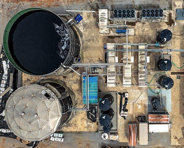 The cogeneration plant that treats the leachate. ©