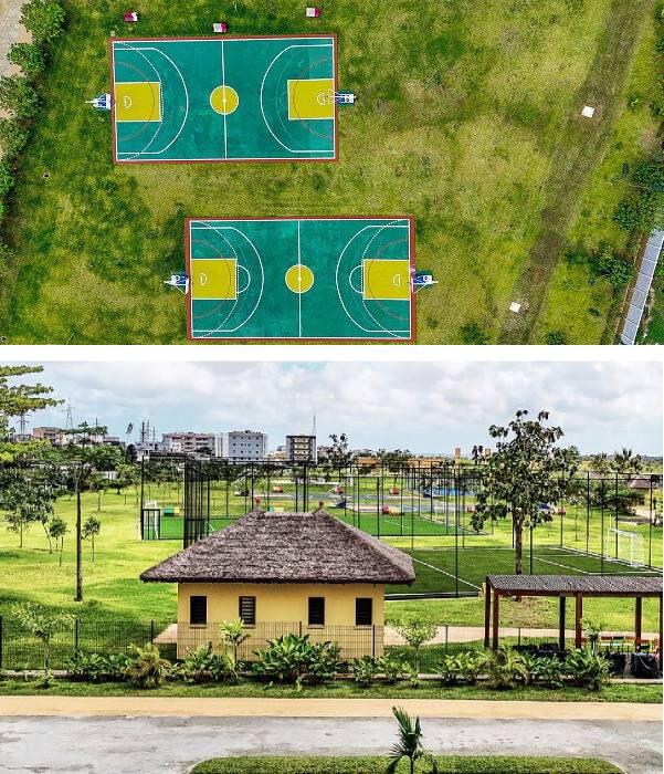 Access to the playground and sports area. Tennis and basketball courts, among others. ©