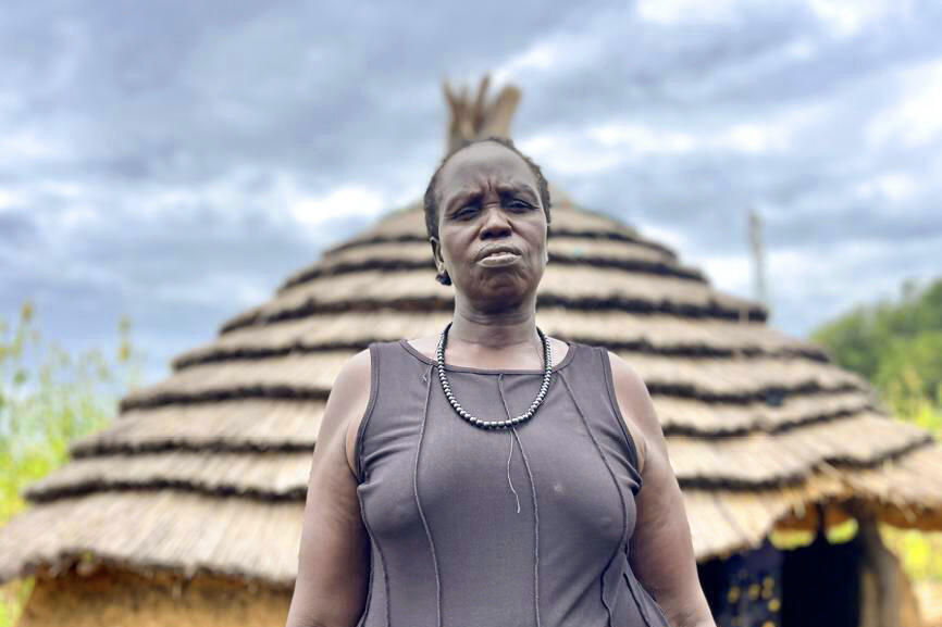 Yar Malith in front of the house where she lives with four of her nine children, between Bor and Rumbek, South Sudan. XAVIER ALDEKOA.